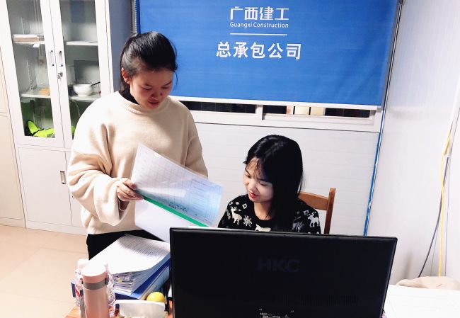 內(nèi)業(yè)工作組加班加點(diǎn)力行“當(dāng)日事當(dāng)日畢”。黃俊涵 攝.jpg